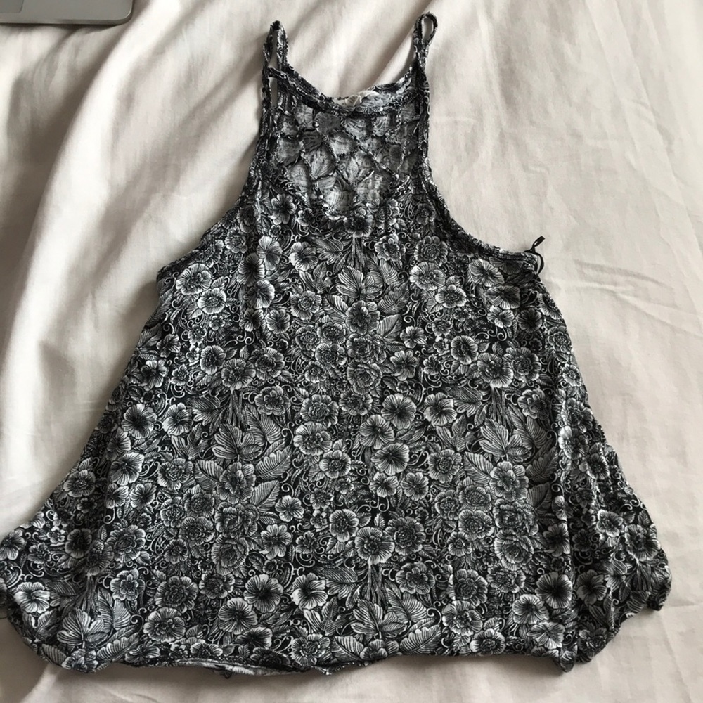 Aeropostale tank with neckline design